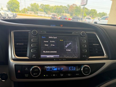 Used 2019 Toyota Highlander Limited Platinum FWD image 19