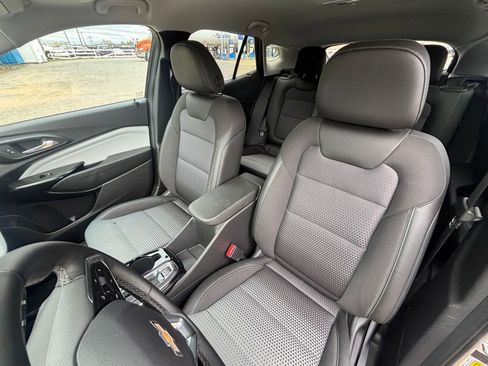 Used 2025 Chevrolet Trax LT w/ LT Convenience Package image 37