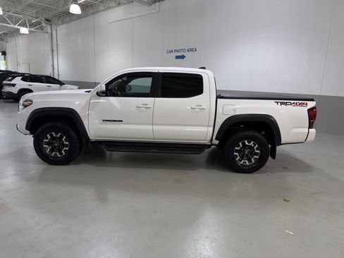 Used 2019 Toyota Tacoma TRD Off-Road w/ Technology Package AWD/4WD image 5