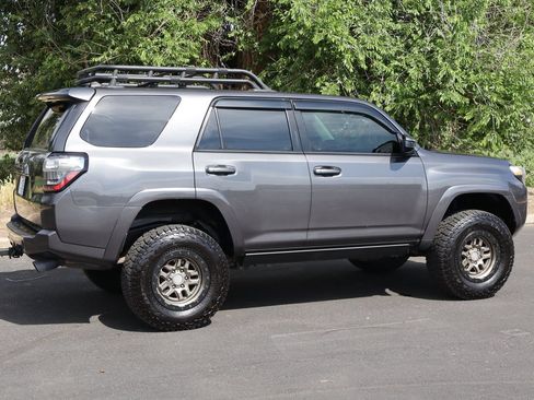 Used 2017 Toyota 4Runner SR5 AWD/4WD image 4