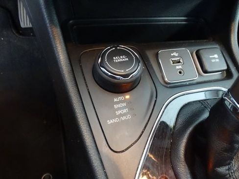 Used 2019 Jeep Cherokee Limited AWD/4WD image 13