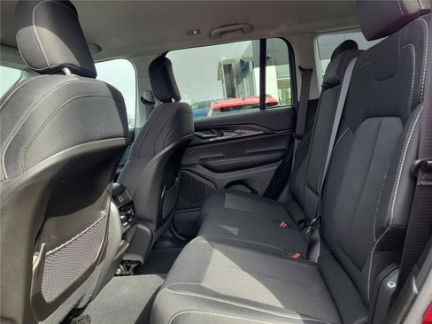 Used 2023 Jeep Grand Cherokee Laredo image 12