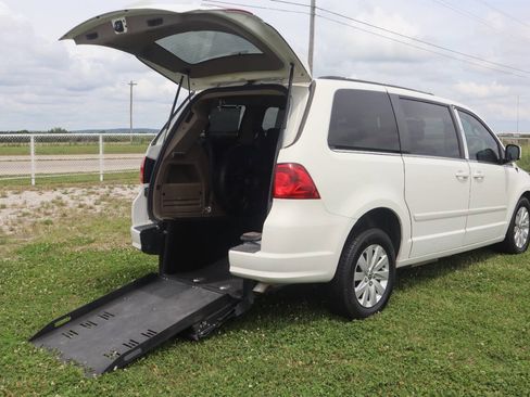 Used 2012 Volkswagen Routan SEL FWD image 5