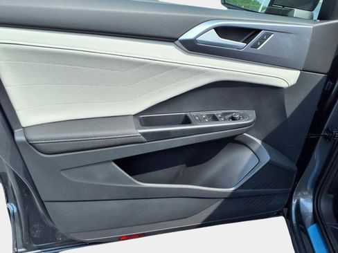 New 2025 Volkswagen Taos SEL image 9