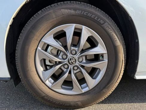 Used 2023 Toyota Sienna XLE image 9