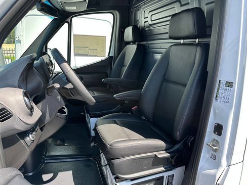 Used 2025 Mercedes-Benz Sprinter 2500 image 9