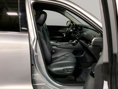 Used 2025 Toyota Grand Highlander AWD image 9