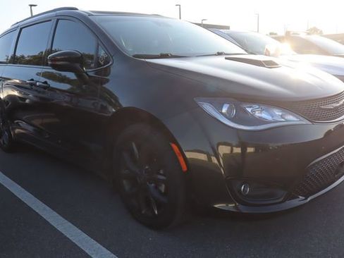 Used 2019 Chrysler Pacifica Limited FWD image 1