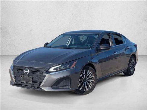 Used 2024 Nissan Altima 2.5 SV image 1