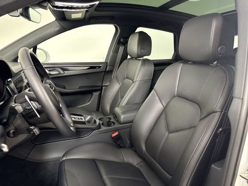 Certified 2025 Porsche Macan AWD/4WD image 5
