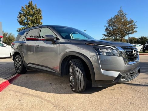 Used 2024 Nissan Pathfinder SV image 5
