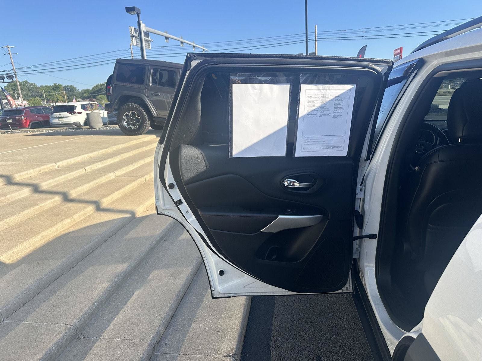 Used 2017 Jeep Cherokee Trailhawk AWD/4WD image 26