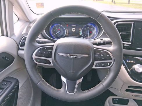 Used 2024 Chrysler Pacifica Touring-L image 22