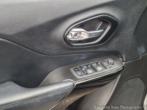 Used 2021 Jeep Cherokee Latitude Plus image 12