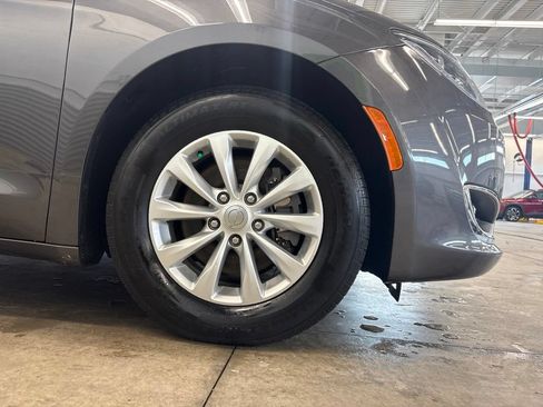 Used 2018 Chrysler Pacifica Touring Plus FWD image 25