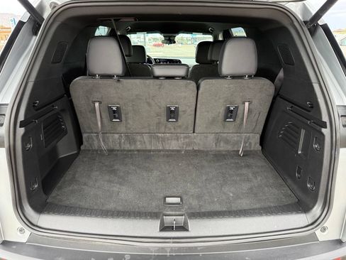 Used 2025 Chevrolet Traverse LT FWD image 39