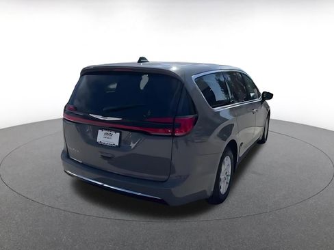 Used 2025 Chrysler Pacifica Select image 14