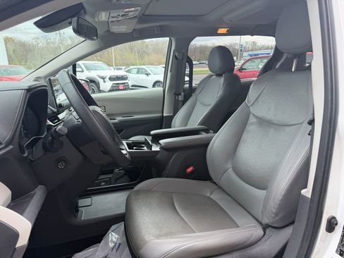 Used 2023 Toyota Sienna Limited image 7