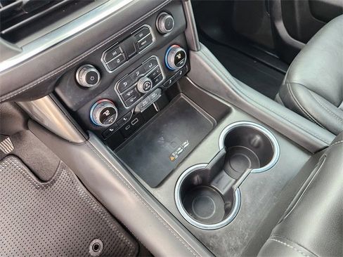 Used 2022 Chevrolet Suburban Z71 w/ Luxury Package image 19