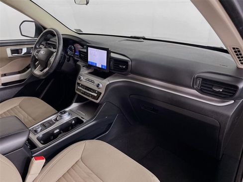 Used 2020 Ford Explorer XLT image 31