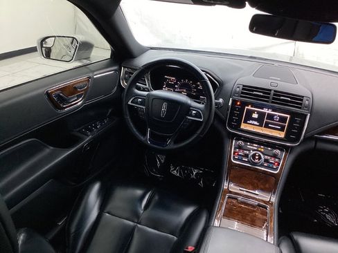 Used 2017 Lincoln Continental Premiere image 28