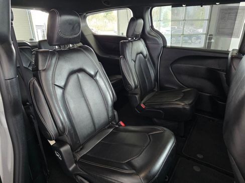 Used 2025 Chrysler Pacifica Select image 36
