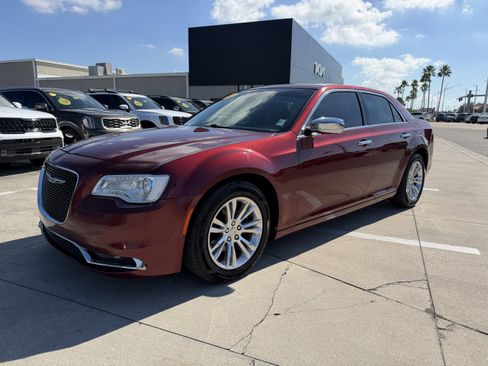 Used 2015 Chrysler 300 C image 7