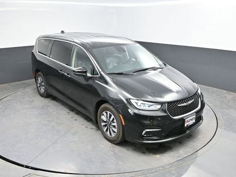 Used 2023 Chrysler Pacifica Touring-L FWD image 34
