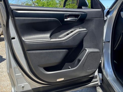 Used 2025 Toyota Highlander XLE image 22