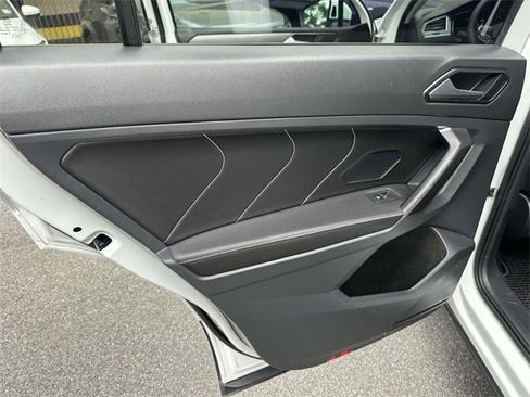 Certified 2022 Volkswagen Tiguan SE w/ Panoramic Sunroof Package image 21