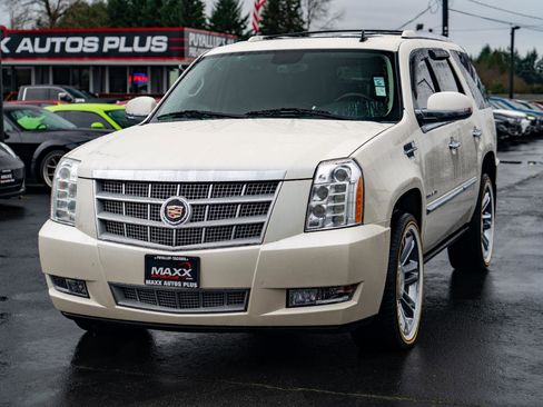 Used 2014 Cadillac Escalade Platinum image 3