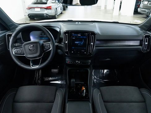 Used 2023 Volvo XC40 Recharge Ultimate image 9