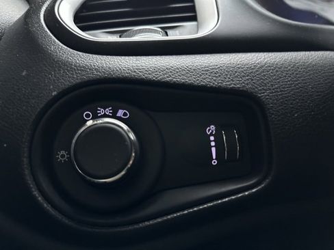 Used 2021 Jeep Renegade Sport image 35