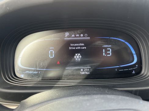 Used 2023 Hyundai Venue SEL image 24