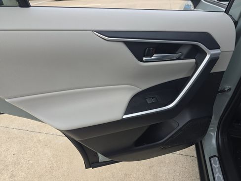 Used 2022 Toyota RAV4 XLE Premium image 28