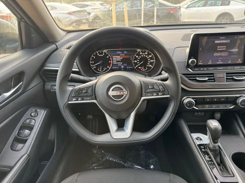 Used 2025 Nissan Altima 2.5 SV image 30
