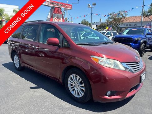 Used 2017 Toyota Sienna XLE FWD image 2