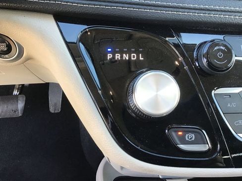 Used 2024 Chrysler Pacifica Select image 15