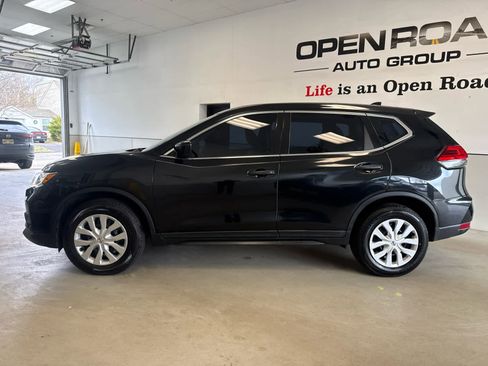Used 2017 Nissan Rogue S image 2