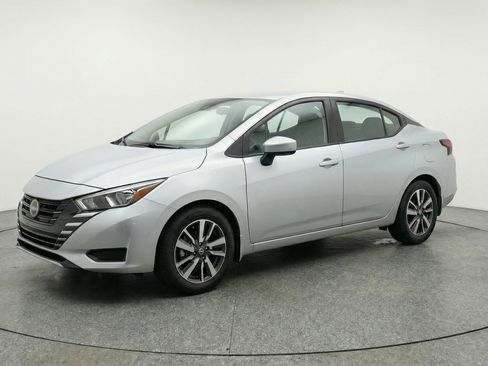 Used 2025 Nissan Versa SV image 3