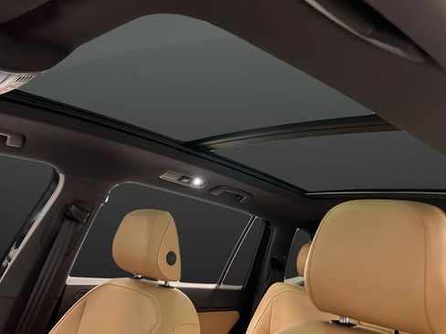 Used 2024 Volkswagen Tiguan SE w/ Panoramic Sunroof Package image 12