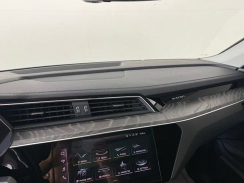 Used 2022 Audi e-tron Premium Plus w/ Premium Plus Package AWD/4WD image 34