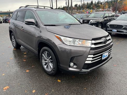 Used 2019 Toyota Highlander XLE image 3