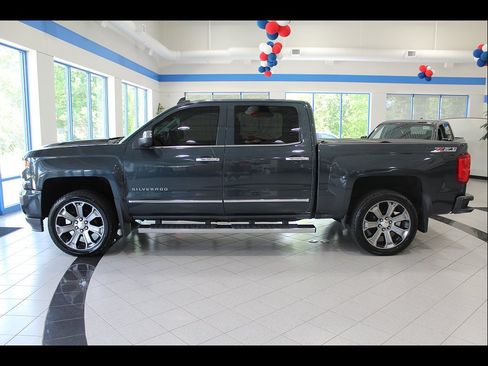Used 2017 Chevrolet Silverado 1500 LTZ Z71 w/ LTZ Plus Package AWD/4WD image 8