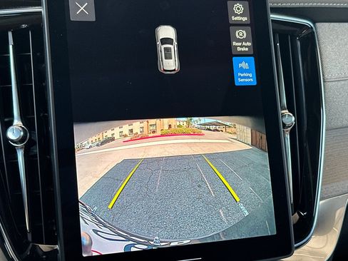 Certified 2025 Volvo XC90 B6 Core AWD/4WD image 23