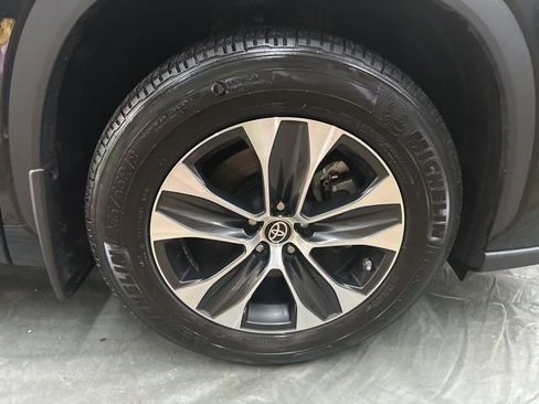 Used 2023 Toyota Highlander XLE image 25