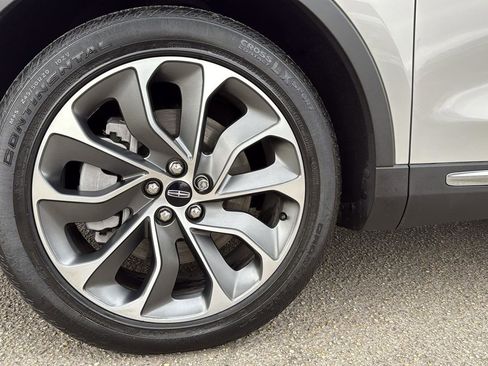 Used 2023 Lincoln Nautilus Reserve image 9