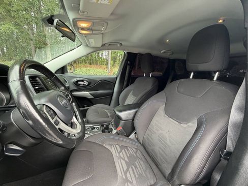 Used 2020 Jeep Cherokee Latitude AWD/4WD image 24