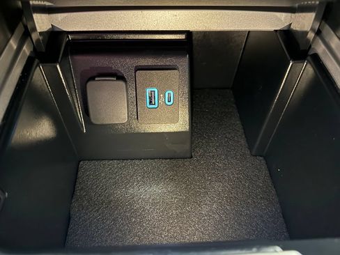 Used 2023 Ford Explorer XLT w/ Equipment Group 202A AWD/4WD image 40