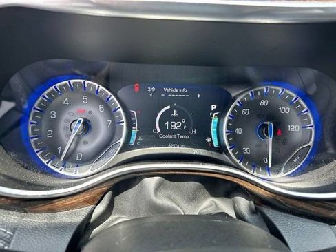 Used 2023 Chrysler Pacifica Limited FWD image 13